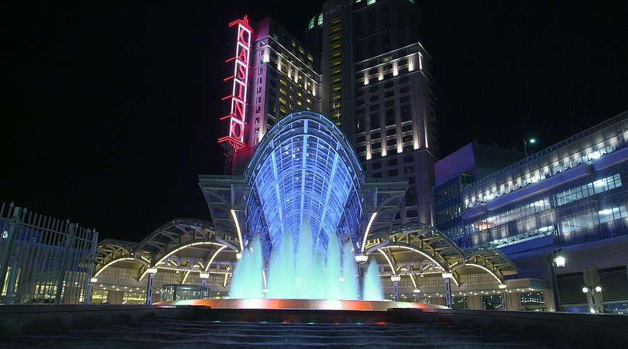 Fallsview Casino Resort bei Nacht mit Brunnen und Casino-Schild